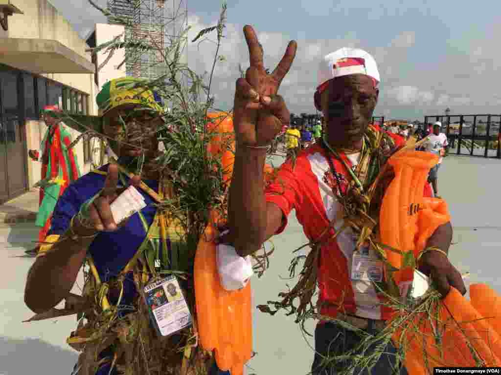 Des supporters gabonais devant le stade à Libreville, au Gabon, le 18 janvier 2017. (VOA/Timothee Donangmaye)