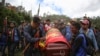Portadores del féretro cargan el ataúd que contiene los restos del líder regional indígena Fredy Campo Bomba, en Caldono, Colombia, el sábado 29 de julio de 2023.