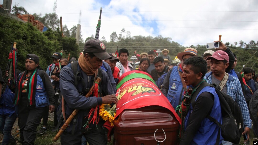 Portadores del féretro cargan el ataúd que contiene los restos del líder regional indígena Fredy Campo Bomba, en Caldono, Colombia, el sábado 29 de julio de 2023.