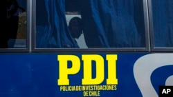 ARCHIVO - Fotografía donde puede verse a un hombre detenido durante un operativo de la Policía de Investigaciones de Chile contra la banda criminal Los Trinitarios en Santiago, Chile, el viernes 5 de abril de 2024. 