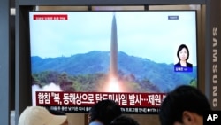 2026년 10월 3일, 서울역에서 방영 중인 뉴스 프로그램 TV 화면에 북한의 미사일 발사 자료 사진이 나오고 있다. 
