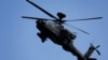 Sebuah helikopter Apache sedang beraksi dalam latihan militer tentara AS di Rodriguez Live Fire Complex, di Poncheon, Korea Selatan, 14 Agustus 2024. (Foto: Kim Soo-hyeon/Reuters)