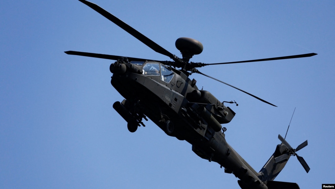 Sebuah helikopter Apache sedang beraksi dalam latihan militer tentara AS di Rodriguez Live Fire Complex, di Poncheon, Korea Selatan, 14 Agustus 2024. (Foto: Kim Soo-hyeon/Reuters)