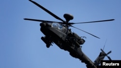 Sebuah helikopter Apache sedang beraksi dalam latihan militer tentara AS di Rodriguez Live Fire Complex, di Poncheon, Korea Selatan, 14 Agustus 2024. (Foto: Kim Soo-hyeon/Reuters)