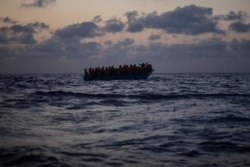 지난해 9월 리비아에서 출발한 이집트와 모로코, 소말리아, 시에라리온 이주민들이 지중해에서 구조를 기다리고 있다.