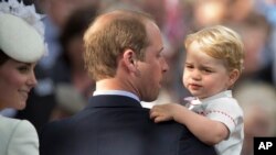 Pangeran William (tengah), Duchess of Cambridge (kiri) dan Pangeran George pada hari pembaptisan Putri Charlotte, di Sandringham, Inggris.