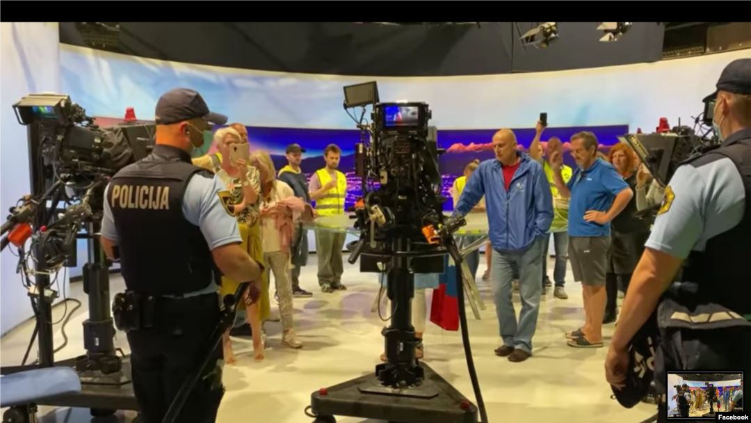 Protivnici vakcinacije i negatori postojanja Kovida 19 u studiju Radio-televizije Slovenije nakon upada u zgradu televizije, u prisustvu policije i zaposlenih, u Ljubljani, Slovenija, 4. septembra 2021. (Foto: Fejsbuk profi novinarke RTV Slovenije Barbare Vidmajer)