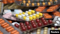 资料照片：各种装在原包装内的药丸。(2019年8月9日)