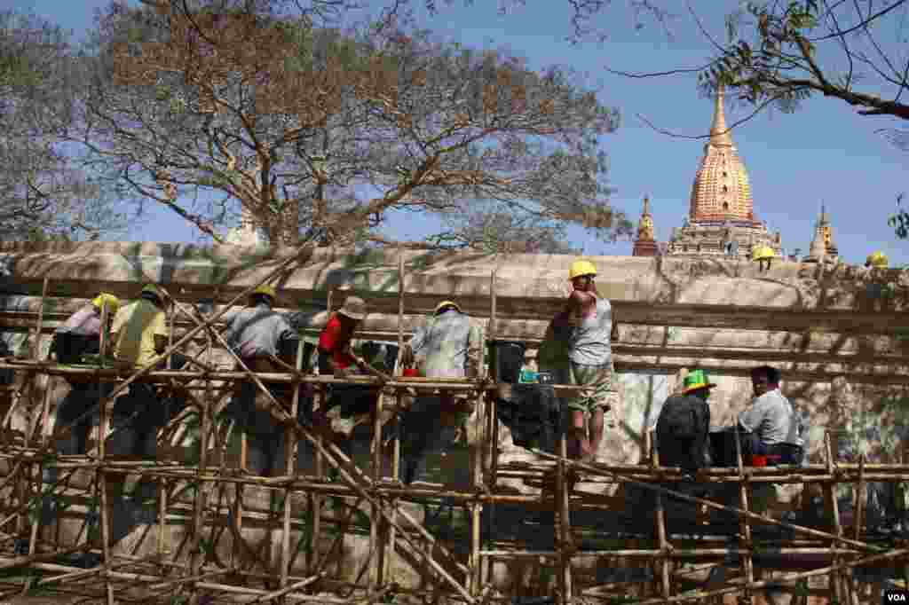 Workers restore an ancient structure in Bagan, Burma. (D. Schearf/VOA)