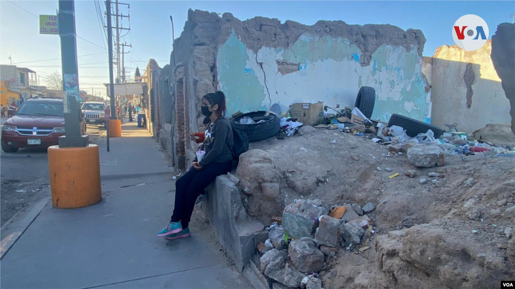 Una madre y sus hijos descansan en esta esquina en el centro de Ciudad Ju&#225;rez. 