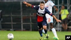 France Soccer League OneL’italien Marco Verrati de Paris Saint Germain récupère un ballon devant le milieu de terrain français Giannelli imbula, à droite, lors d’un match de la première ligue au stade Vélodrome, à Marseille, France 6 octobre 2013. 