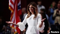 Melania Trump di panggung Konvensi Nasional Partai Republik di Cleveland, Ohio (18/7). (Reuters/Jim Young)