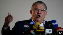 Enrique Márquez, candidato presidencial del partido Centrados, habla a la prensa en Caracas este 25 de abril de 2024.