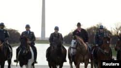 Mendagri AS (kedua dari kanan) menunggang kuda bersama para petugas Polisi Taman (Park Police) di Washington DC. (Foto: dok)