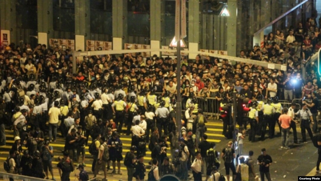 星期日凌晨旺角連續第二夜發生警民對峙（蘋果日報圖片）