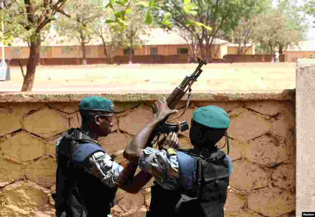 Des soldats de la junte malienne de garde devant le QG de la junte à Kati.