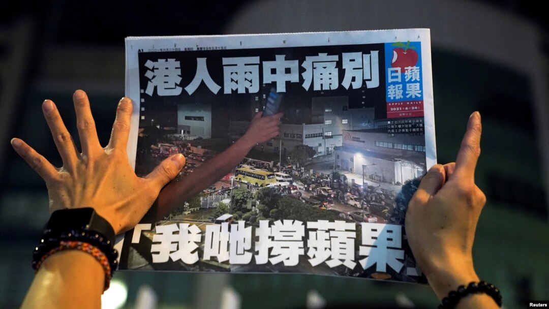一名苹果日报的支持者手拿一份最后一期的苹果日报。（2021年6月24日）