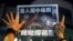 一名苹果日报的支持者手拿一份最后一期的苹果日报。（2021年6月24日）