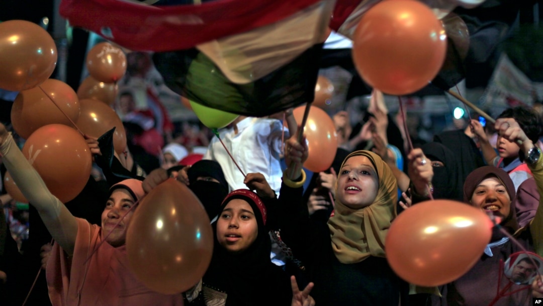 Para pendukung Morsi memegang balon dan mengibarkan bendera saat merayakan Idul Fitri di Kairo (8/8/2013). 