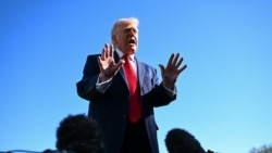 دونالد ترامپ، رئیس جمهوری آمریکا، در حال گفت‌وگو با خبرنگاران