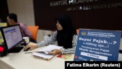 Seorang pegawai di kantor pelayanan pajak di Jakarta, 23 Februari 2017. (Foto: Fatima Elkarim/Reuters)