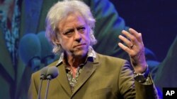 Musisi Irlandia dan aktivis anti-kemiskinan, Bob Geldof mengembalikan hadiah 