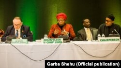 Mukaddashin Sakataren MDD, Jan Ellasson; Shugabar Majalisar Zartaswar AU, Nkosazana Dlamini-Zuma; Shugaba Muhammadu Buhari, Kwamishinan Zaman Lafiya da Tsaro na AU, Jakada Smail Chergui