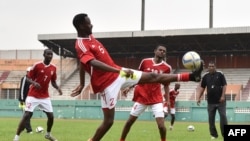 Les joueurs de l'équipe nationale de football soudanaise lors d'une séance d'entraînement au stade Felix Houphouet-Boigny à Abidjan le 24 mars 2016.