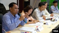 Am Sam Ath, monitor supervisor for the human rights organizaiton LICADHO speaks to journalists during a press conference on the “stop and consult” campaign about the draft Law on Associations and Nongovernmental Organizations on Monday, May 4, 2015. (Neou Vannarin/VOA Khmer)