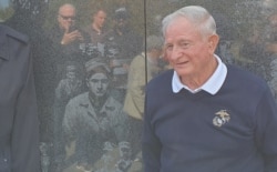 ​ 미국의 한국전쟁 참전용사인 새뮤얼 필더 씨가 워싱턴 한국전참전용사기념관의 화강암 벽에 세겨진 자신의 얼굴 옆에서 기념촬영을 했다. ​