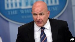 Penasihat keamanan nasional Amerika, H.R. McMaster memberikan keterangan kepada media di Gedung Putih, Selasa (16/5). 