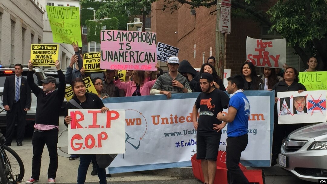 Pengunjuk rasa Anti-Trump berdiri dekat kantor Konvensi Nasional Partai Republik. Washington D.C.