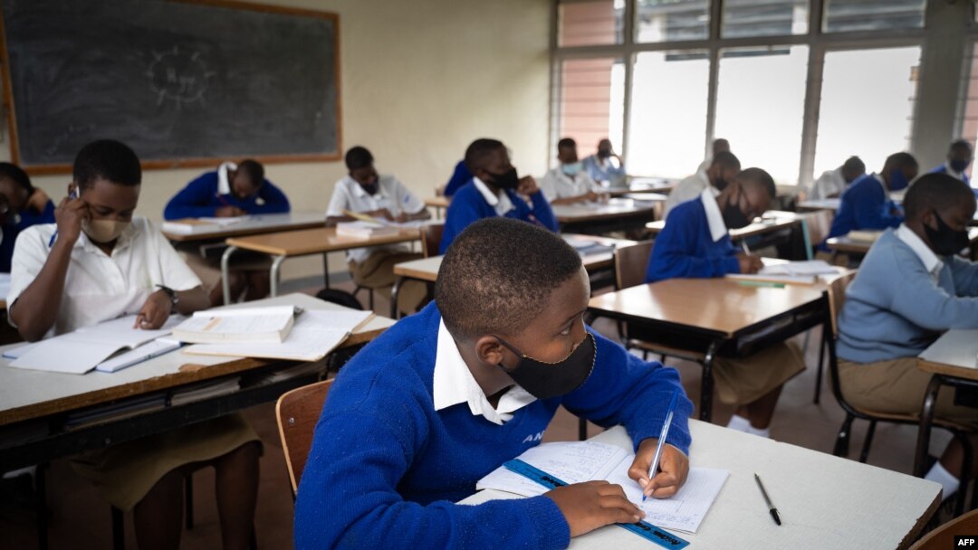 Bamwe mu banyeshure ko kuri Lycee Notre dame de Citeaux iri i Kigali mu Rwanda