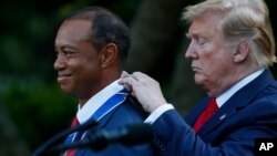 Presiden Donald Trump menganugerahkan tanda jasa "Presidential Medal of Freedom" kepada pegolf Tiger Woods, di Taman Bunga Mawar, Gedung Putih, Washington D.C., 6 Mei 2019. 