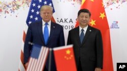 Presiden AS Donald Trump dalam pertemuan dengan Presiden China Xi Jinping di sela KTT G20 di Osaka, Jepang 29 Juni 2019 (foto: dok). 