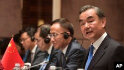 Menteri Luar Negeri China, Wang Yi (kanan) berbicara dalam pertemuan bilateral dengan Menlu Rusia Sergey Lavrov di sela-sela Pertemuan Tingkat Menteri ASEAN ke-51 di Singapura, 2 Agustus 2018. 