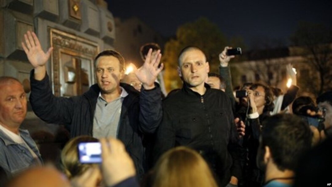 Alexei Navalny (kiri) blogger oposisi terkemuka, dan pemimpin oposisi Sergei Udaltsov memberikan pidato dalam aksi unjuk rasa anti-Putin di Moskow (8/5).
