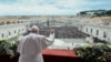 El papa Francisco este lunes 25 de diciembre durante la tradicional celebración de Navidad en la Plaza de San Pedro. 