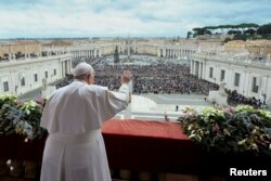 Paus Fransiskus memberi isyarat saat menyampaikan pesan tradisional Hari Natal Urbi et Orbi kepada kota dan dunia dari balkon utama Basilika Santo Petrus di Vatikan, 25 Desember 2023. (Foto: via Reuters)