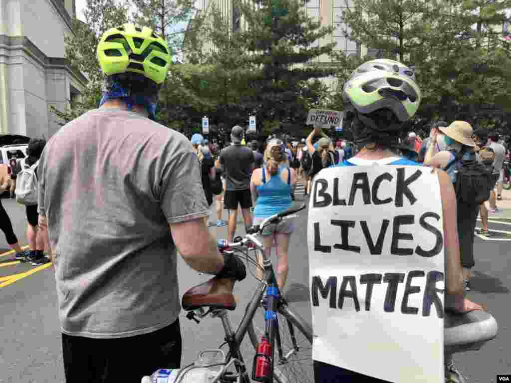 Anti-racism protesters on the streets of Washington, DC, Saturday, June 6, 2020. (Photo: Carolyn Presutti / VOA )