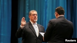 El presidente de Guatemala, Bernardo Arévalo, jura durante una ceremonia en el teatro Miguel Angel Asturias en la Ciudad de Guatemala, Guatemala, el 15 de enero de 2024.