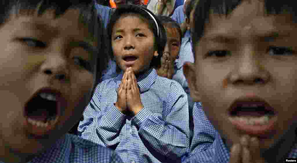 پاکستان میں لڑکیوں کو تعلیم کے حصول میں معاشرتی دباؤ سمیت مختلف مسائل کا سامنا ہے۔