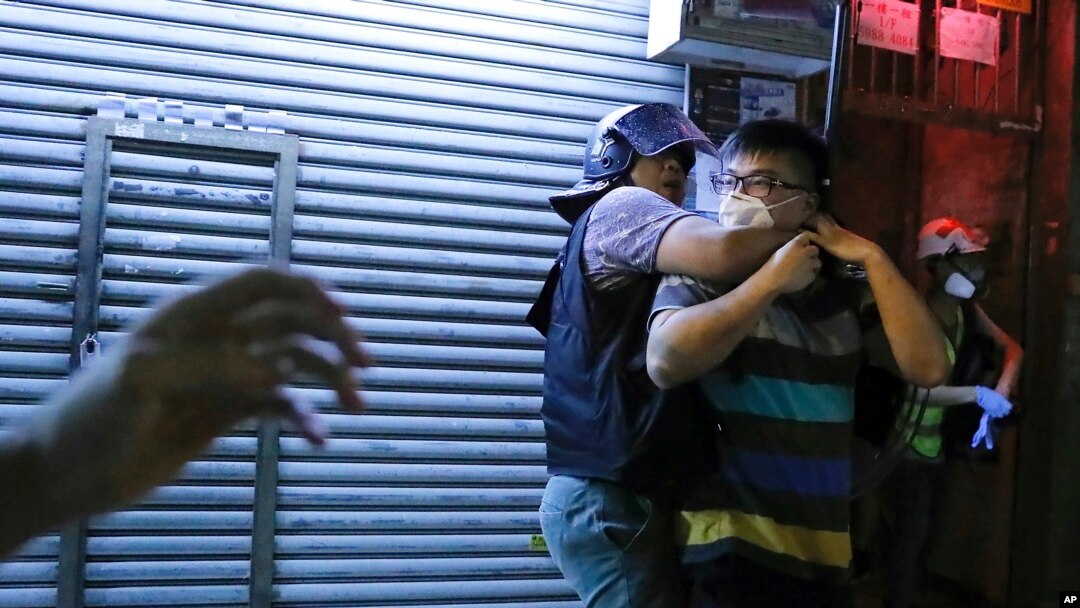 警察在香港深水埗警署外的警民對峙中逮捕一名示威者。(2019年8月7日) 