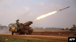터키군이 14일 시리아 알레포주 미즈나즈 마을에 로켓발사기를 배치했다. 