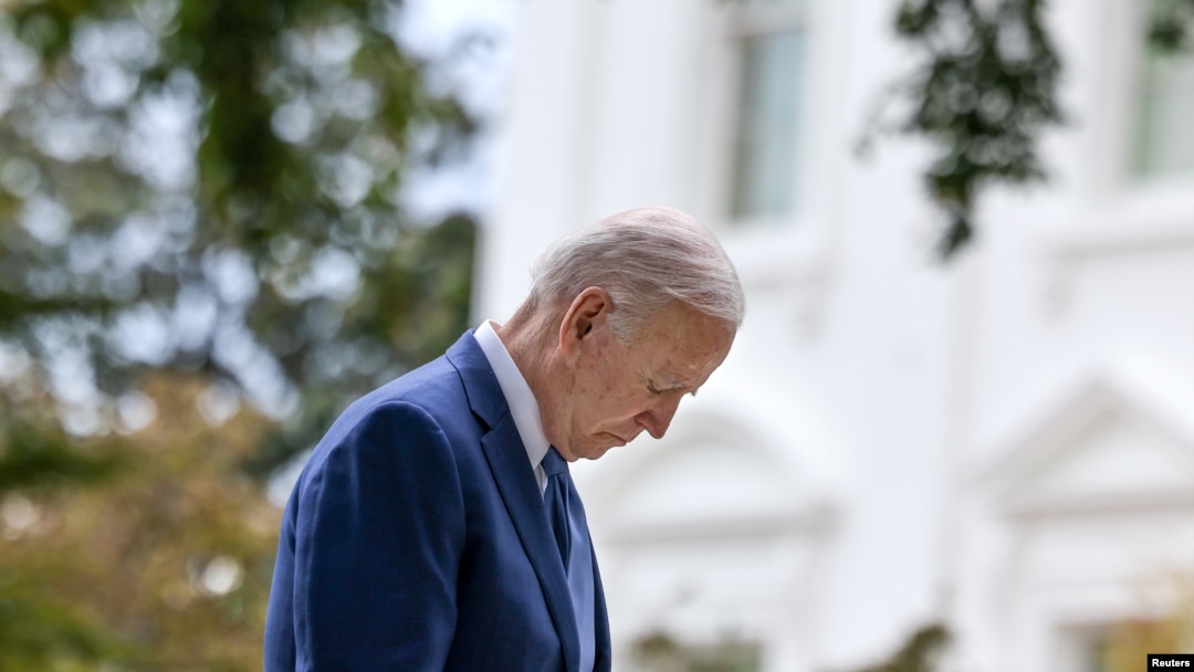 El presidente Joe Biden, cabizbajo, antes de pronunciar un discurso en el Monumento Nacional de Escalante, en Washington, el 8 de octubre de 2021.