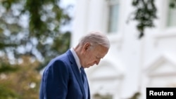 El presidente Joe Biden, cabizbajo, antes de pronunciar un discurso en el Monumento Nacional de Escalante, en Washington, el 8 de octubre de 2021.