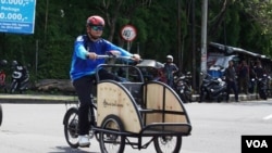 Becak listrik yang dikembangkan oleh UGM Yogyakarta (Foto: VOA/Nurhadi)