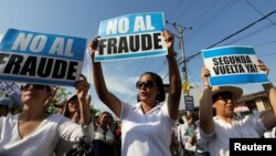 Seguidores del candidato opositor, Guillermo Lasso, protestan frente a las oficinas del Consejo Electoral en Guayaquil.