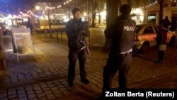 Après la découverte d'un engin explosif, la police a évacué un marché de Noël et ses environs à Potsdam, près de Berlin, en Allemagne, le 1er décembre 2017.