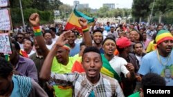 Wafuasi wa waziri mkuu wa Ethiopia, Abiy Ahmed, wamshangilia muda mfupi kabla ya mlipuko uliotokea wakati wa mkutano wa kisisasa mjini Addis Ababa. Juni 23, 2018.